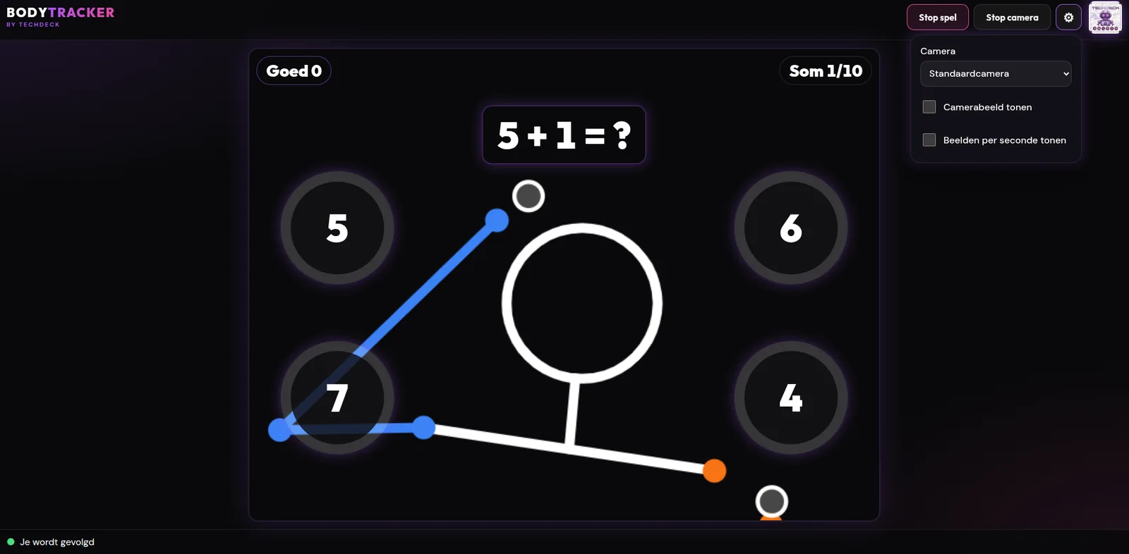BodyTracker tijdens het spel Sommen aanwijzen: de som 5 + 1 staat bovenaan, met vier getallen eromheen. Het stokpoppetje wijst met één arm naar de 7.